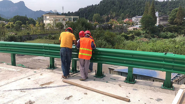 朔州高速公路护栏板的维护确保道路安全的关键环节